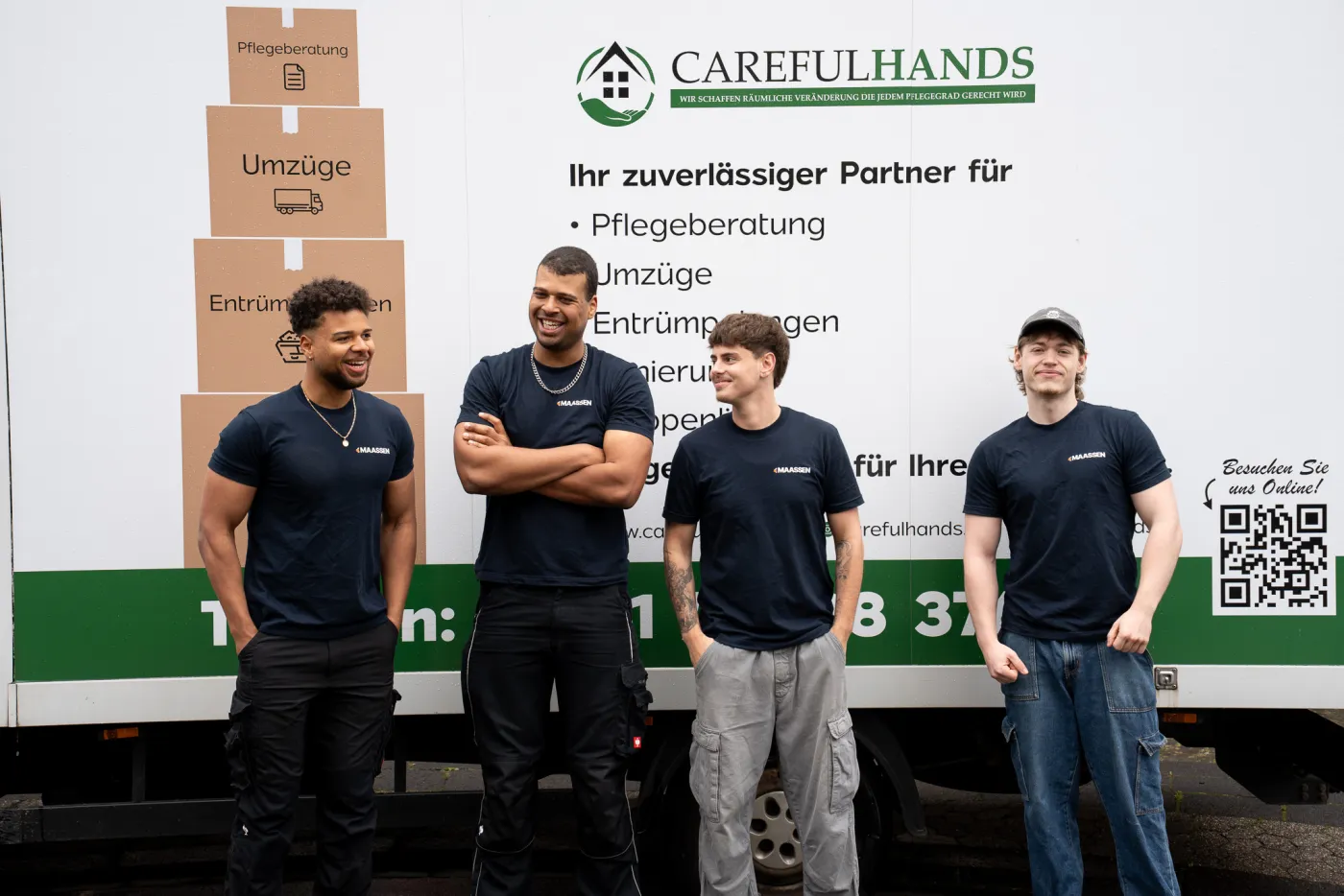 Das Team von Maassen Umzüge vor dem Firmentransporter in Krefeld